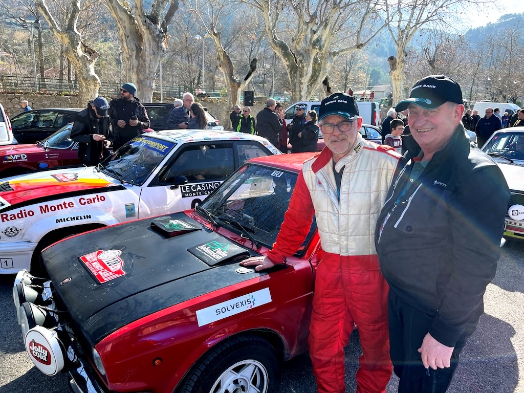 Lars Hindsgaul fra Assens og Arne Pagh fra Strib fortsætter de gode takter i bjergene og er fortsat bedste danskere, nu som nr. 11 i deres Fiat 128 Coupé. Her hygger de i en servicepause.
(Foto: Privat)